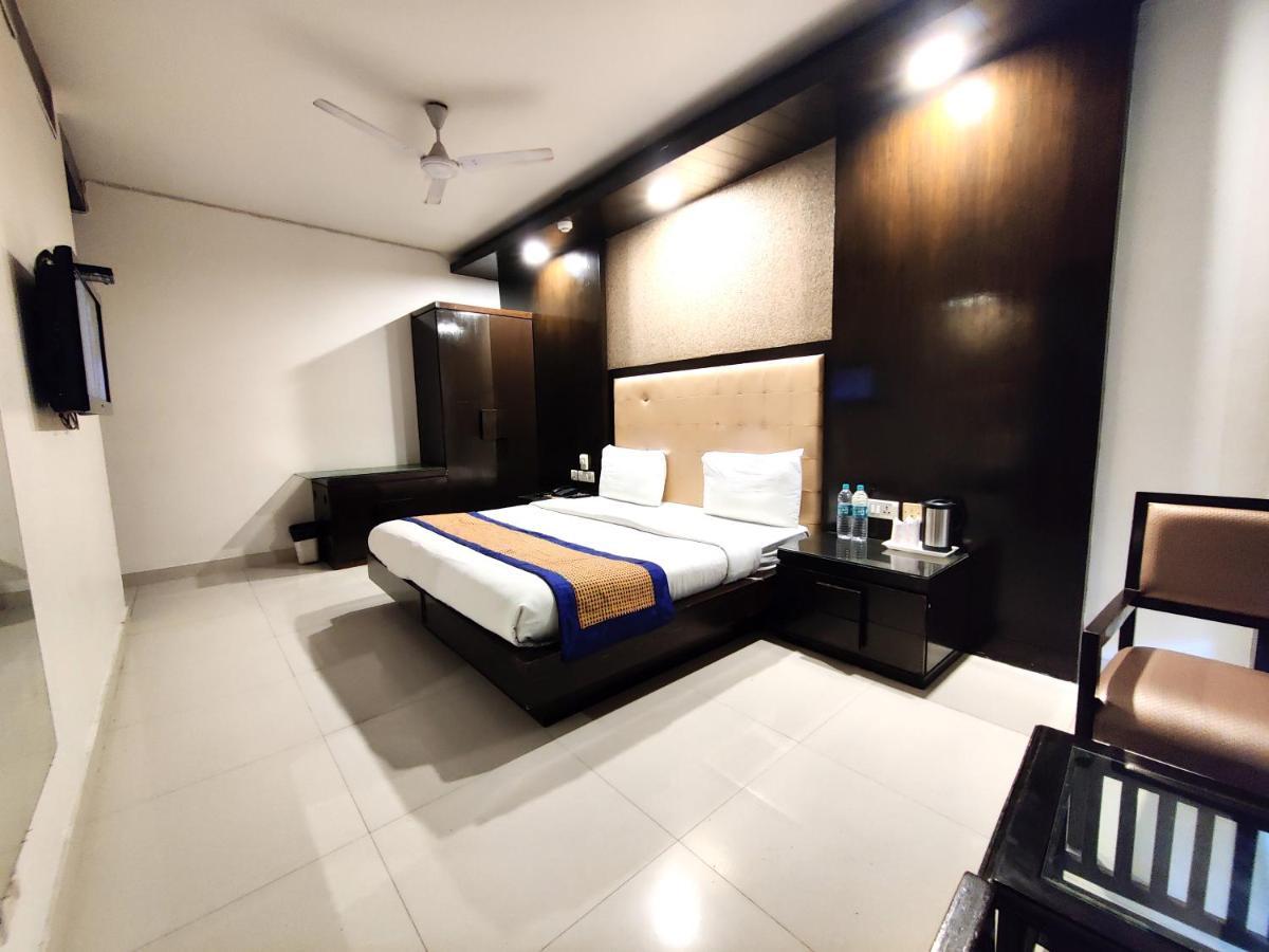 Stay At Hotel Pride, Delhi, Near Karol Bagh Metro Delhi (National Capital Territory of India) Eksteriør billede